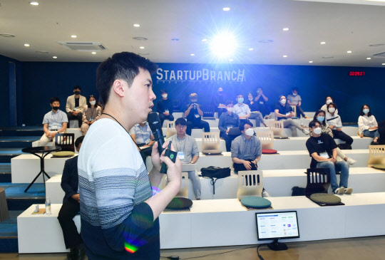 한국무역협회가 15일 개최한 '스타트업브랜치 챌린지 시리즈'에서 참가기업들이 투자자 등을 대상으로 제품전시 및 투자설명회를 진행하고 있다.<한국무역협회 제공>